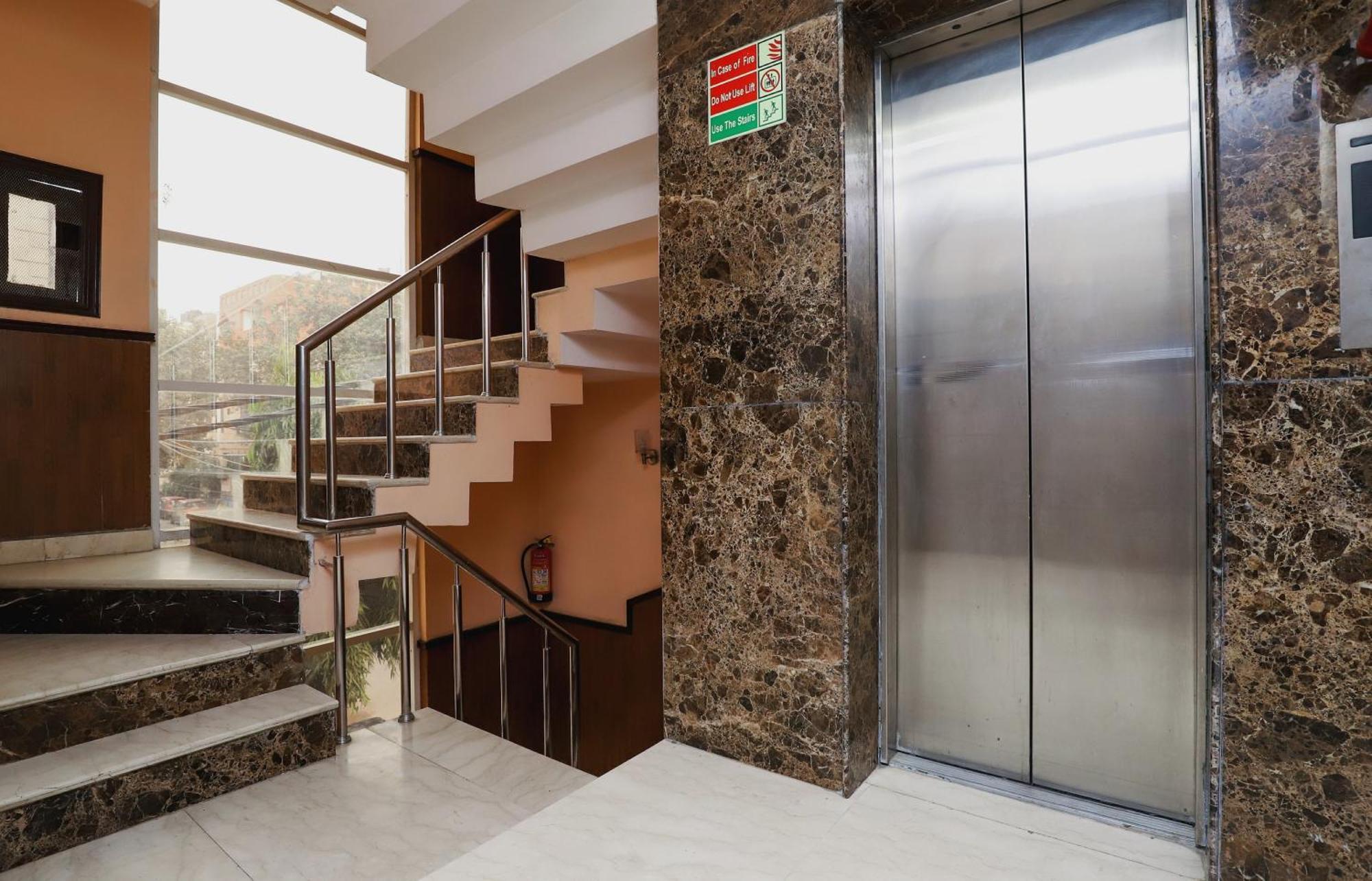 Hotel O J P Inn Near Patel Nagar Metro Station 新德里 外观 照片